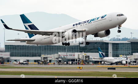 WestJet Airlines Boeing 767-300ER C-FWAD décoller de l'Aéroport International de Vancouver Banque D'Images