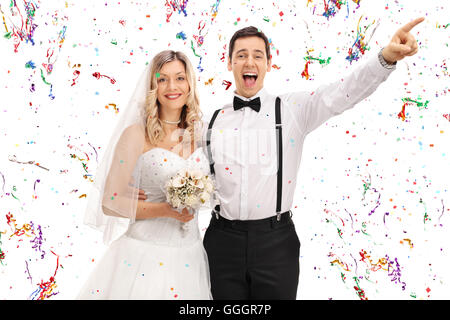 Heureux couple célébrer leur mariage isolé sur fond blanc Banque D'Images