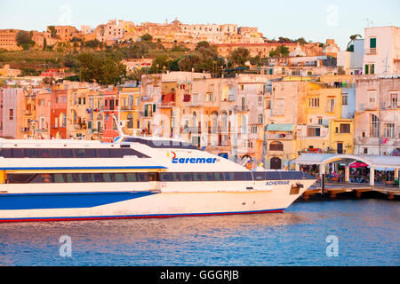 Marina Grande, l'île de Procida, dans la baie de Naples, Campanie, Italie Banque D'Images