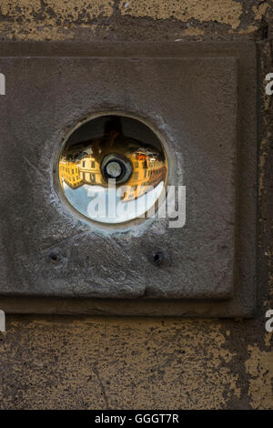 Réflexions en laiton poli concave sur les sonnettes de la Via Santa Maria, Pise, Toscane, Italie Banque D'Images