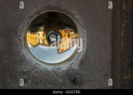 Réflexions en laiton poli concave sur les sonnettes de la Via Santa Maria, Pise, Toscane, Italie Banque D'Images