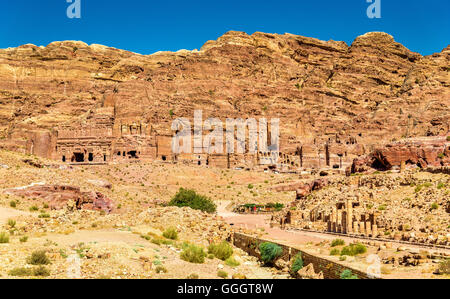Vue sur les tombeaux royaux à Pétra, site du patrimoine mondial de l'UNESCO Banque D'Images