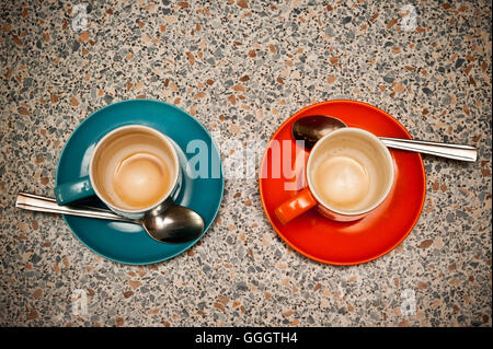 Deux tasses de café vide tout de suite après à boire Banque D'Images