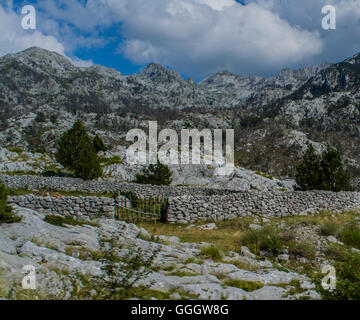 Mur de pierres sur la colline Banque D'Images