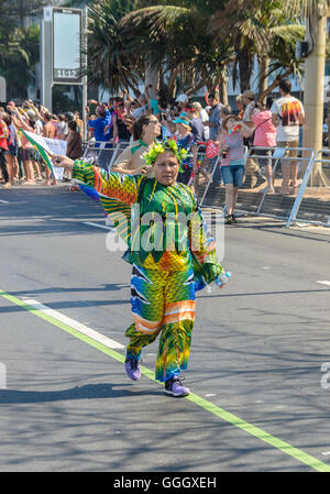 Une femme habillé en drapeaux brésilien avant le début de l'été jeux olympiques de 2016 à Rio de Janeiro, Brésil Banque D'Images