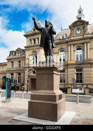 Statue de l'industriel et député William Edward Forster en Forster Square Bradford West Yorkshire Angleterre Banque D'Images