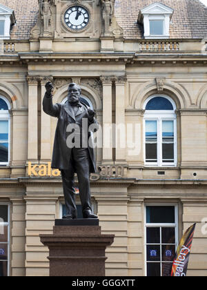 Statue de l'industriel et député William Edward Forster au St Peters Chambre Forster Square Bradford West Yorkshire Angleterre Banque D'Images