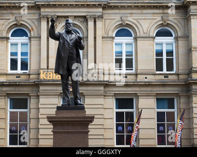 Statue de l'industriel et député William Edward Forster au St Peters Chambre Forster Square Bradford West Yorkshire Angleterre Banque D'Images