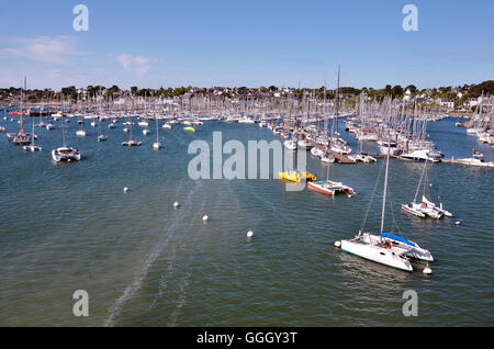 Vue aérienne du port de La La-Trinité-sur-Mer, une commune française, située dans le département du Morbihan en Bretagne, dans le nord-ouest de la France Banque D'Images