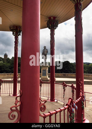 Titus Salt Statue depuis le kiosque dans le parc Roberst Saltaire West Yorkshire Angleterre Banque D'Images