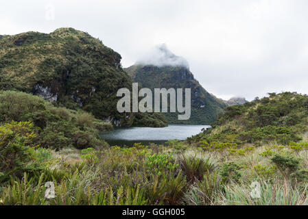 Un lac niché entre les sommets des montagnes dans le paramo de Andes. Cayambe Coca Réserve écologique. L'Équateur, en Amérique du Sud. Banque D'Images