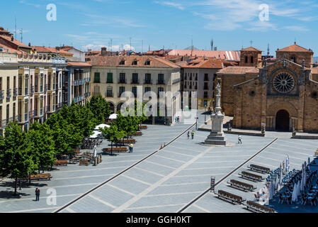 Vue sur la Plaza de Santa Teresa ou El Grande avec l'église San Pedro, de remparts, Avila, Castille et Leon, Espagne Banque D'Images