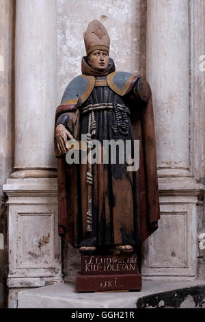 Statue en bois de St Ludwik à l'intérieur de l'église catholique romaine de Saint François et Saint Bernard également connue sous le nom d'église Bernardine dédiée aux saints François d'Assise et Bernardino de Sienne dans la vieille ville de Vilnius, Lituanie Banque D'Images