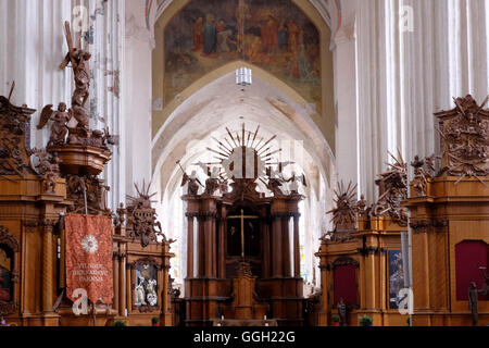 Icônes religieuses en bois à l'intérieur de l'église catholique romaine de Saint François et Saint Bernard également connue sous le nom d'église Bernardine dédiée aux saints François d'Assise et Bernardino de Sienne dans la vieille ville de Vilnius, Lituanie Banque D'Images