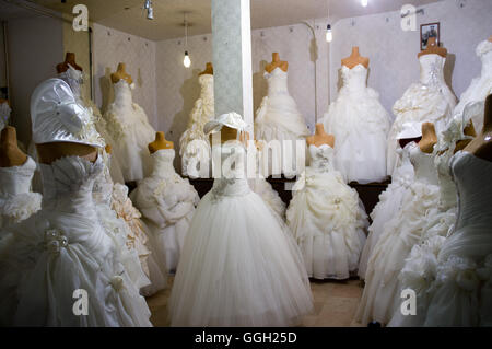 Robes de mariage dans un magasin d'Orumieh, Iran. © Jordi Boixareu Banque D'Images