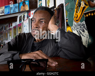 Otis O'Solomon, poète américain et membre fondateur de l'Watts prophètes pose pour un portrait dans la région de Los Angeles. Banque D'Images