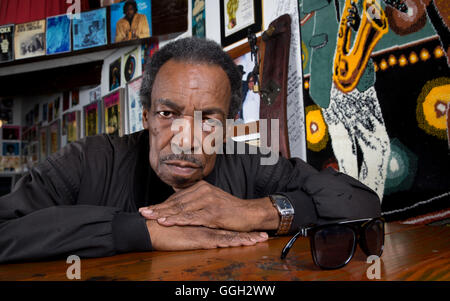 Otis O'Solomon, poète américain et membre fondateur de l'Watts prophètes pose pour un portrait dans la région de Los Angeles. Banque D'Images