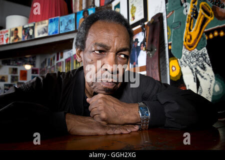 Otis O'Solomon, poète américain et membre fondateur de l'Watts prophètes pose pour un portrait dans la région de Los Angeles. Banque D'Images