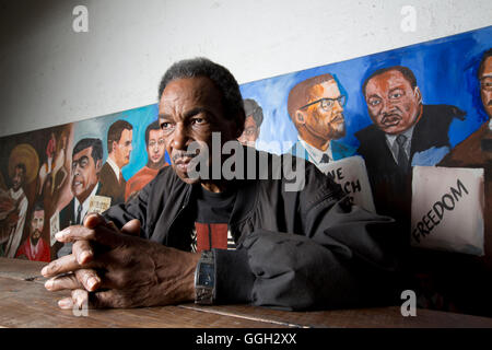 Otis O'Solomon, poète américain et membre fondateur de l'Watts prophètes pose pour un portrait dans la région de Los Angeles. Banque D'Images