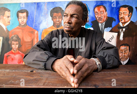 Otis O'Solomon, poète américain et membre fondateur de l'Watts prophètes pose pour un portrait dans la région de Los Angeles. Banque D'Images