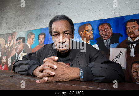 Otis O'Solomon, poète américain et membre fondateur de l'Watts prophètes pose pour un portrait dans la région de Los Angeles. Banque D'Images