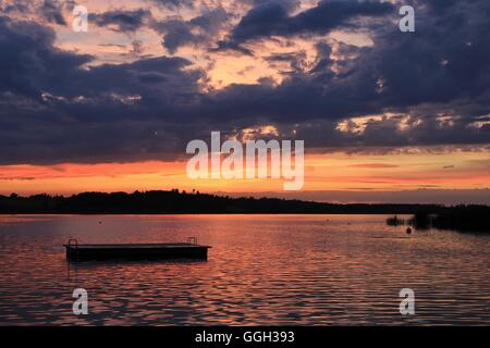 Scène d'été dans le Canton de Zurich. Coucher du soleil au lac de Pfaeffikersee. Banque D'Images