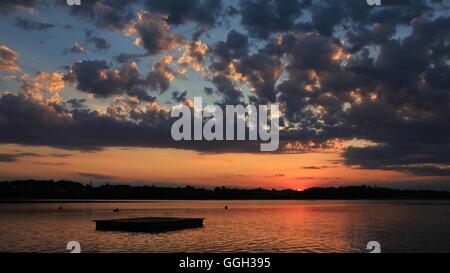 Soirée idyllique en scène Auslikon. Coucher du soleil sur le lac d'Pfaeffikersee. De beaux nuages d'été. Banque D'Images