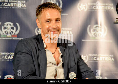 Pompéi, Italie. Le 05 août, 2016. L'acteur italien Raoul Bova a reçu le Prix du cinéma italien au cours d'une cérémonie qui a eu lieu au centre d'achat 'La Cartiera' à Pompéi (Naples). Au printemps 2016 Raoul est la star et le producteur de la série TV 'Friendly Fire TF45 - Héros de l'amour', qui est rejoint par Megan Montaner, Romina Mondello Andrea Sartoretti. Il sera l'étoile de la cinquième à la télé 'Ultimo'. © Maria Consiglia Izzo/Pacific Press/Alamy Live News Banque D'Images