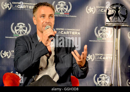 Pompéi, Italie. Le 05 août, 2016. L'acteur italien Raoul Bova a reçu le Prix du cinéma italien au cours d'une cérémonie qui a eu lieu au centre d'achat 'La Cartiera' à Pompéi (Naples). Au printemps 2016 Raoul est la star et le producteur de la série TV 'Friendly Fire TF45 - Héros de l'amour', qui est rejoint par Megan Montaner, Romina Mondello Andrea Sartoretti. Il sera l'étoile de la cinquième à la télé 'Ultimo'. © Maria Consiglia Izzo/Pacific Press/Alamy Live News Banque D'Images