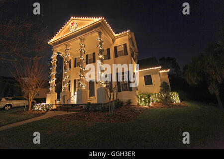 Une maison coloniale avec beaucoup de lumières de Noël Banque D'Images