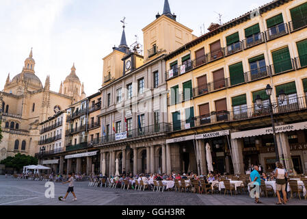 Les restaurants de la Plaza Mayor, place principale, Segovia, Castilla y Leon, Espagne Banque D'Images