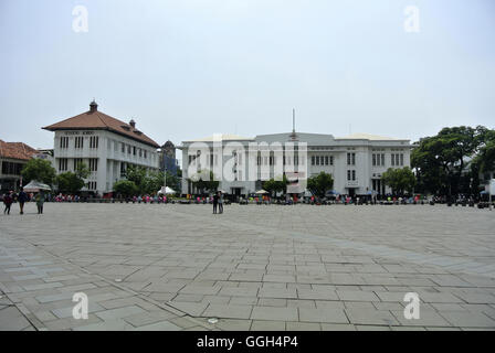 Musée national d'Indonésie, Jakarta, Indonésie. Le Monument National est de 132 m (433 ft.), dans le centre de Merdeka Square Banque D'Images