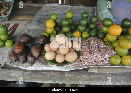 Snake fruit, les oranges, les œufs et autres produits au marché, de l'Indonésie. Banque D'Images