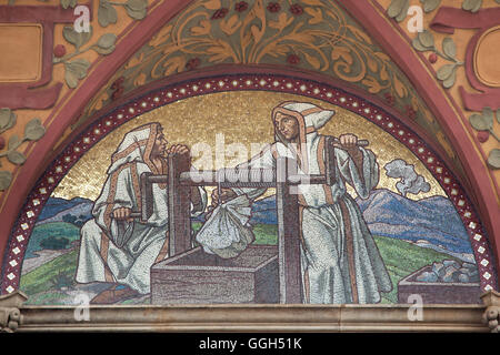 Mines d'argent médiévales dans Kutna Hora. Après mosaïque allégorique conçu par l'artiste tchèque Mikolas Ales sur le Zemska Bank Building à Prague, République tchèque. Le bâtiment de l'Zemska Bank, plus tard utilisé par la Banque mondiale, Zivnostenska a été conçu par l'architecte tchèque Osvald Polivka et construit en 1894-1896 dans la rue Na Prikope. Banque D'Images