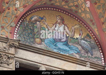 Allégorie de l'aviculture dépeint comme un paysan à côté d'une dinde et d'un paon. Après mosaïque allégorique conçu par l'artiste tchèque Mikolas Ales sur le Zemska Bank Building à Prague, République tchèque. Le bâtiment de l'Zemska Bank, plus tard utilisé par la Banque mondiale, Zivnostenska a été conçu par l'architecte tchèque Osvald Polivka et construit en 1894-1896 dans la rue Na Prikope. Banque D'Images