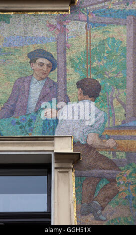 Les jeunes weaver travaillant dans un métier à tisser à la main. Détail de la mosaïque allégorique personnifiant l'industrie textile et le commerce après design par artiste symboliste tchèque Jan Preisler sur la chambre à Novak à Prague, République tchèque. La chambre à Novak (Dum U Novaku) conçu par l'architecte tchèque Osvald Polivka a été construit en 1902-1903 dans la rue Vodickova pour entrepreneur tchèque Jan Novak comme le tout premier magasin à Prague. Banque D'Images