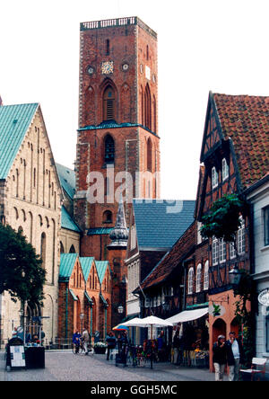 La ville avec son ancienne cathédrale avec ses trois bâtiments en brique de la tour Banque D'Images