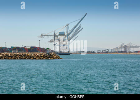 Grues à portique géant sur Pier J dans la Long Beach, Californie d'un terminal à conteneurs. Banque D'Images