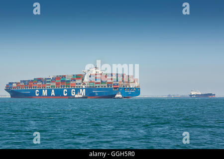 Le Giant CMA CGM Centaurus New Panamax Container Ship est manœuvré dans le terminal à conteneurs de long Beach, en Californie, aux États-Unis. Banque D'Images