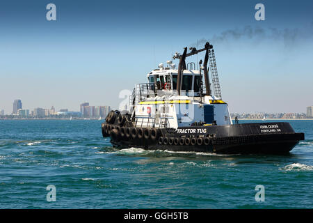 Le remorqueur tracteur JOHN QUIGG, manoeuvres, le CMA CGM Centaurus dans Le Terminal à conteneurs de Long Beach, en Californie. Banque D'Images