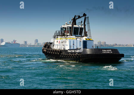 Le remorqueur tracteur JOHN QUIGG, manoeuvres, le CMA CGM Centaurus dans Le Terminal à conteneurs de Long Beach, en Californie. Banque D'Images