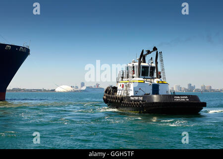 Le JOHN QUIGG, tracteur remorqueur, la Manœuvre du CMA CGM Centaurus dans Le Terminal à conteneurs de Long Beach, Californie, USA Banque D'Images