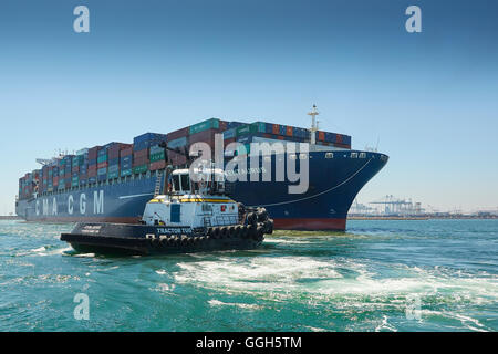 Le CMA CGM Centaurus, nouveau navire porte-conteneurs Panamax est manoeuvré dans le terminal à conteneurs de long Beach. Californie, États-Unis. Banque D'Images