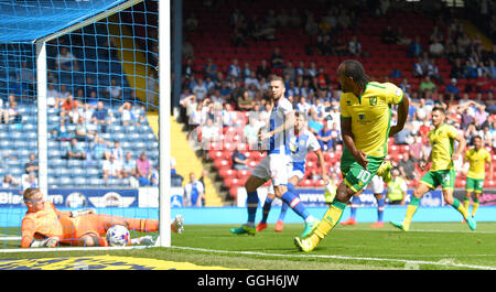 La ville de Norwich Cameron Jerome du côté marque son troisième but du jeu au cours de la Sky Bet Championship match à Ewood Park, Blackburn. Banque D'Images