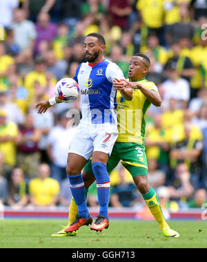 Les Blackburn Rovers' Liam Feeney (à gauche) et de la ville de Norwich Martin Olsson bataille pour le ballon pendant le match de championnat à Sky Bet Ewood Park, Blackburn. Banque D'Images