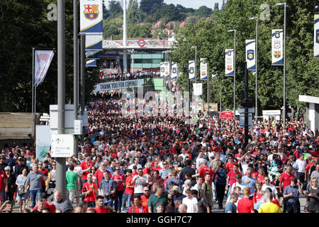 Fans descendre Wembley moyen avant la date de la pré-saison match amical au stade de Wembley, Londres. Banque D'Images