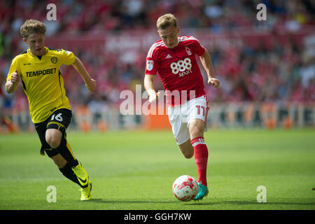 AlbionÂ Burton's Matt Palmer batailles pour la balle avec la forêt de Nottingham Ben Osborn (à droite) au cours de la Sky Bet match de championnat à la ville de Nottingham, au sol. Banque D'Images