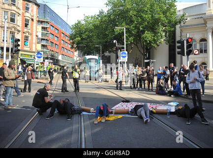 Les activistes de l'extérieur Nottingham Theatre Royal fermer une partie du centre-ville réseau de tramways et de bus pour protester contre le mouvement pour la justice sociale Black vit question. Banque D'Images