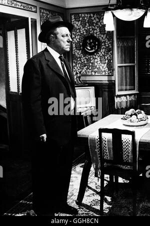 Le Commissaire Maigret stellt eine FALLE / Maigret tend un piege FRA 1957 / Jean Delannoy Voir mit Jean GABIN (Jules Maigret). Regie : Jean Delannoy aka. Maigret tend un pige Banque D'Images