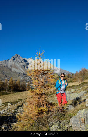 Femme randonnées au-dessus du Lac de Sils avec Piz Lagrev (3164 m) en arrière-plan, l'Engadine, Grisons, Suisse Banque D'Images